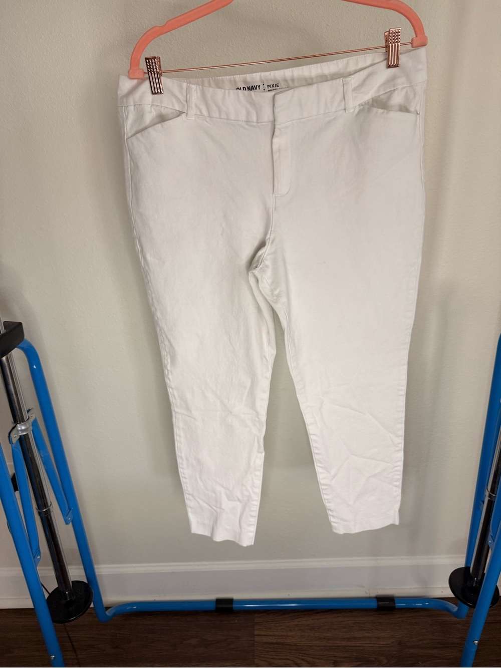 Old Navy White Women's Capri Pants
